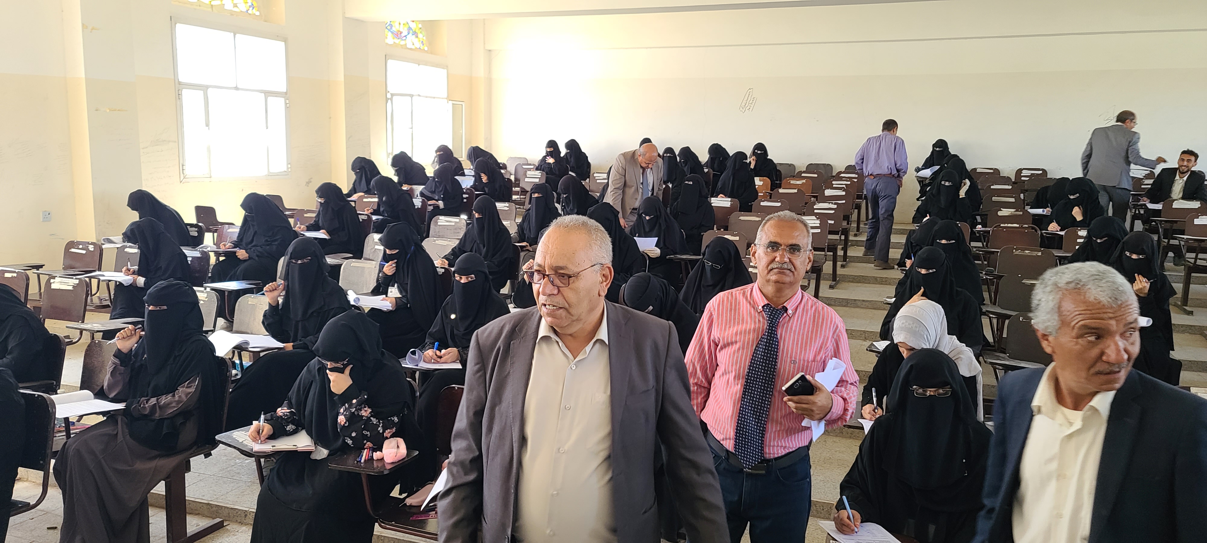 رئيس الجامعة يدشن اختبارات نهاية الفصل الدراسي الثاني بكلية الآداب 